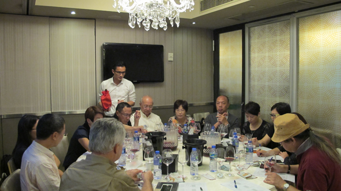 【紅酒專題】专家蒙瓶盲品